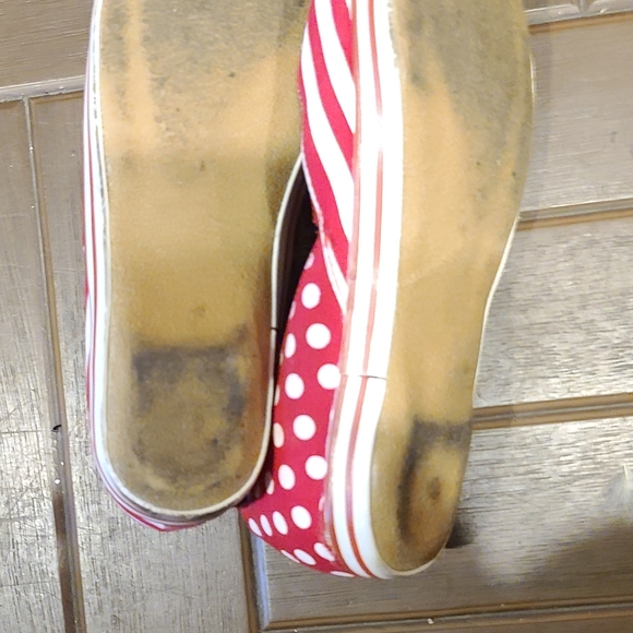 Red - Picture 3 of 6